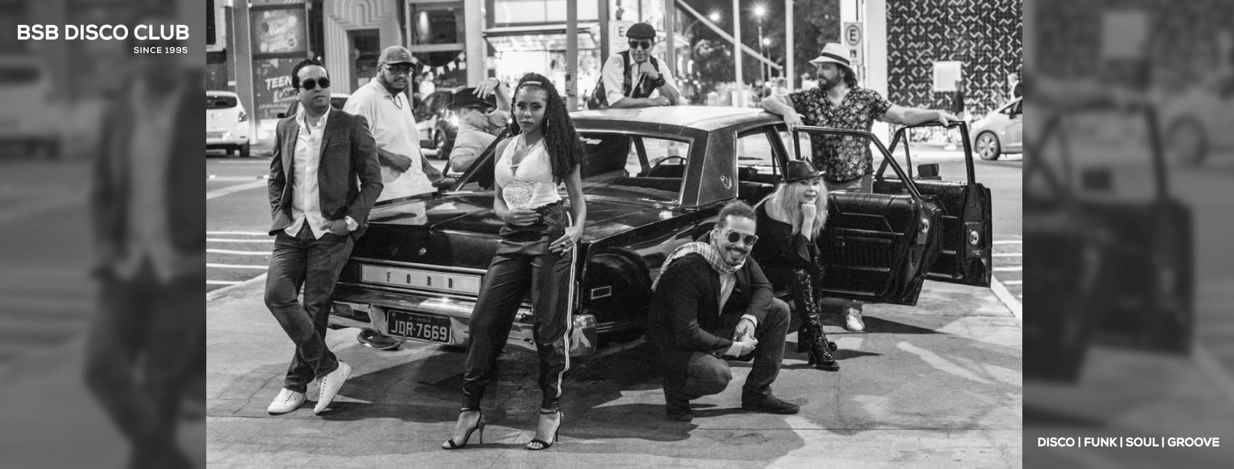 Banner em preto e branco: a banda posada ao redor do mesmo carro antigo da capa do disco, numa rua de Brasília, com o nome BSB Disco Club sobreposto.