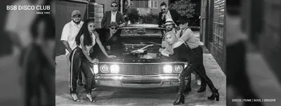 Peça de divulgação em preto e branco: a banda em volta do carro antigo, texto BSB Disco Club desde 1995