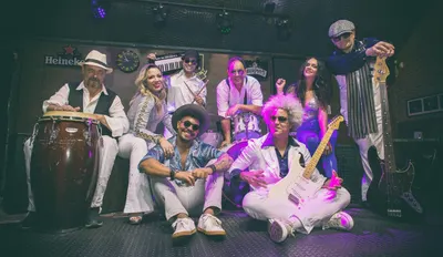 A banda completa posada no palco do UK Music Hall