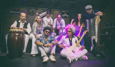 A banda completa no palco do UK Music Hall
