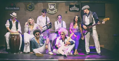 A banda completa no palco, foto larga panorâmica