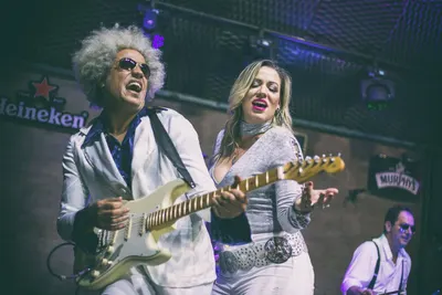 Guitarrista e vocalista cantando juntos, close