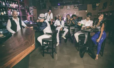 Tecladista tocando keytar de perfil, luz roxa